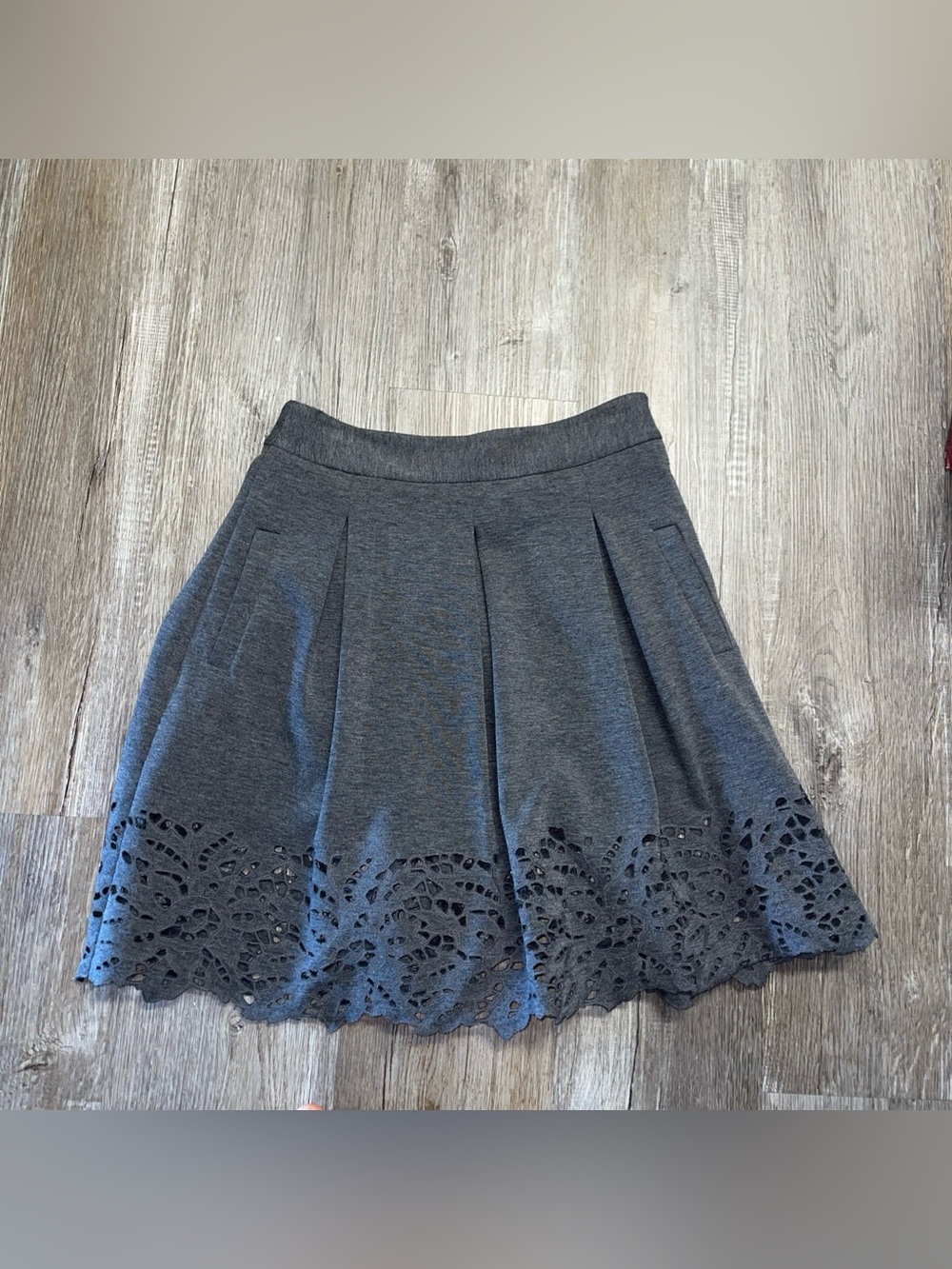 BCBG MAXAZRIA dark gray jersey knit pleated skirt  lace hemline POCKETS Size 0